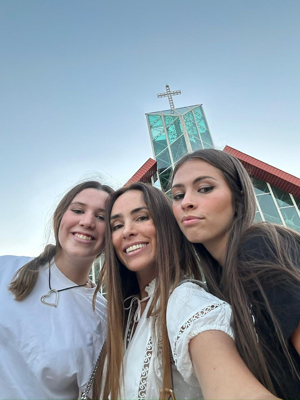 La artista va a misa a la iglesia de El Challao, muchas veces acompañada por sus dos hijas. La artista va a misa a la iglesia de El Challao, muchas veces acompañada por sus dos hijas.