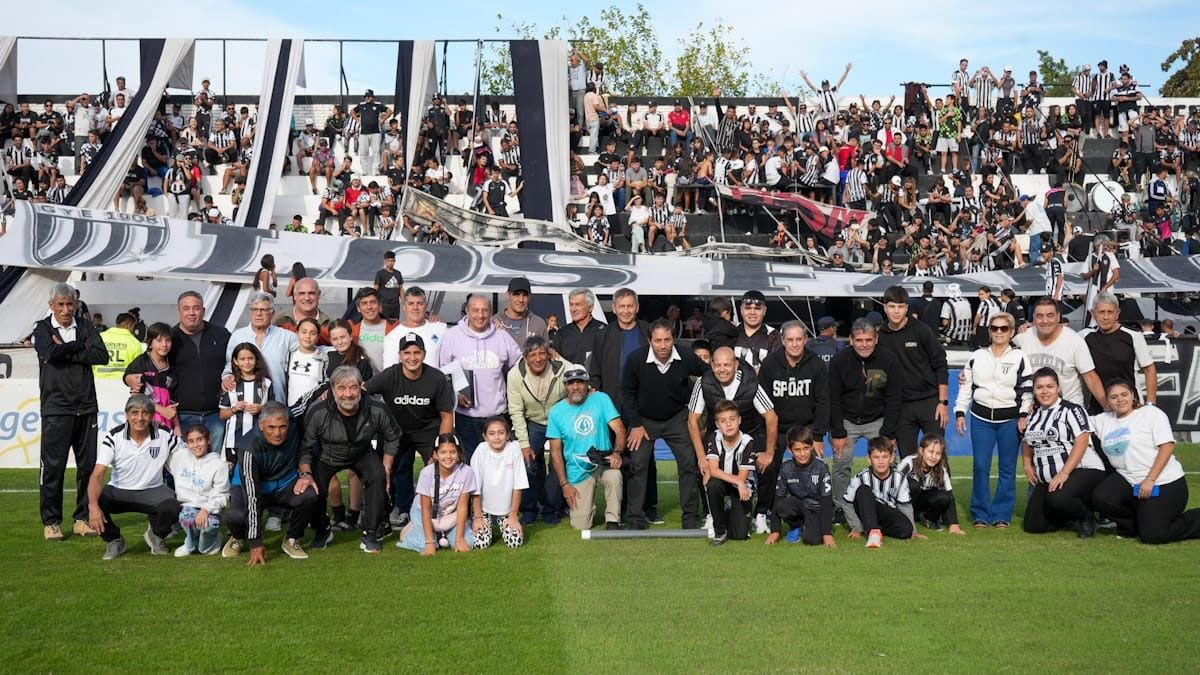 Las glorias de Gimnasia y Esgrima recibieron un merecido homenaje antes del partido ante Chaco For Ever.