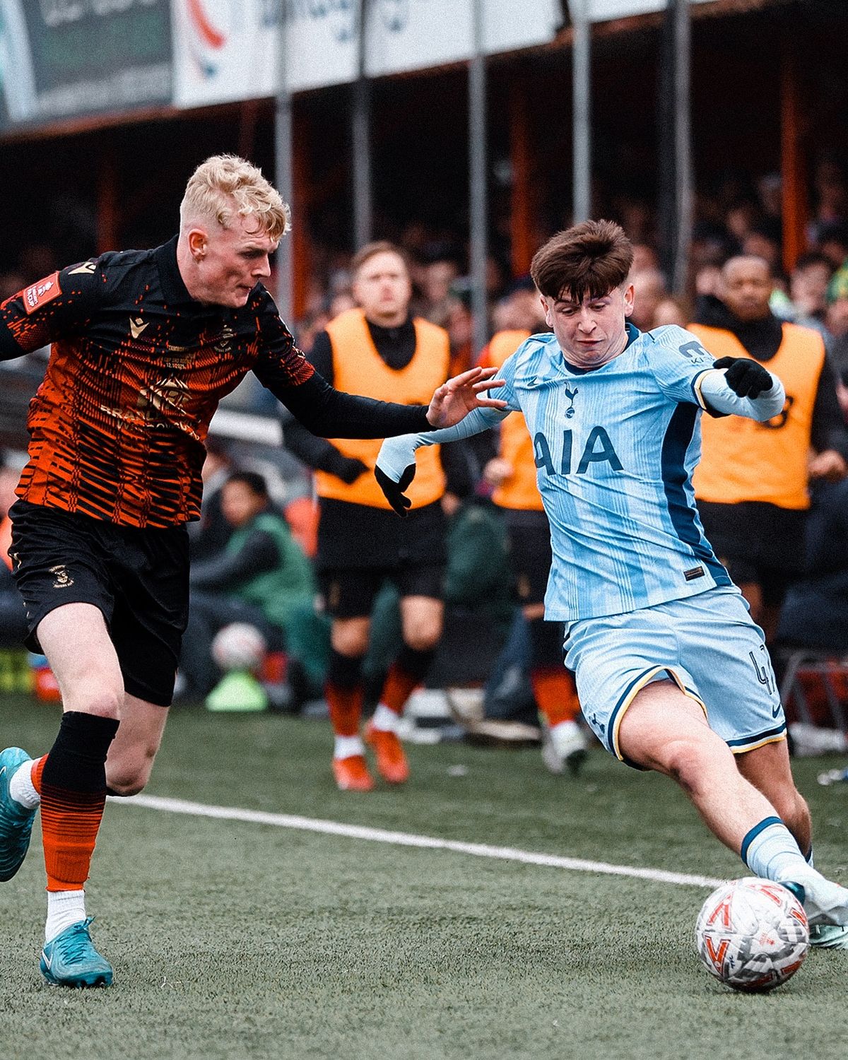 Tottenham venció en tiempo extra al Tamworth, equipo de la 5ta división de Inglaterra. Tottenham venció en tiempo extra al Tamworth, equipo de la 5ta división de Inglaterra.