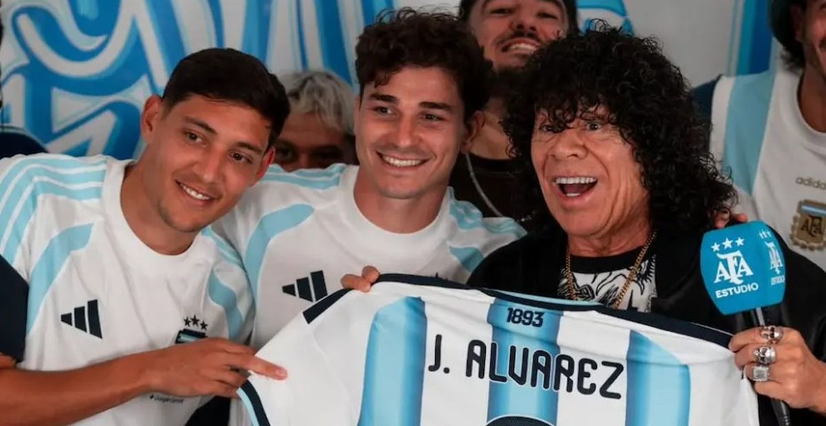 Antes de cantar para el plantel de la Selección argentina la Mona estuvo con Nahuel Molina y Julián Álvarez. Antes de cantar para el plantel de la Selección argentina la Mona estuvo con Nahuel Molina y Julián Álvarez.