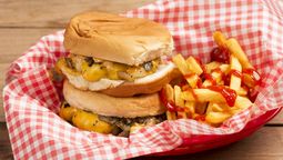 La hamburguesa son la comida típica del diner americano.