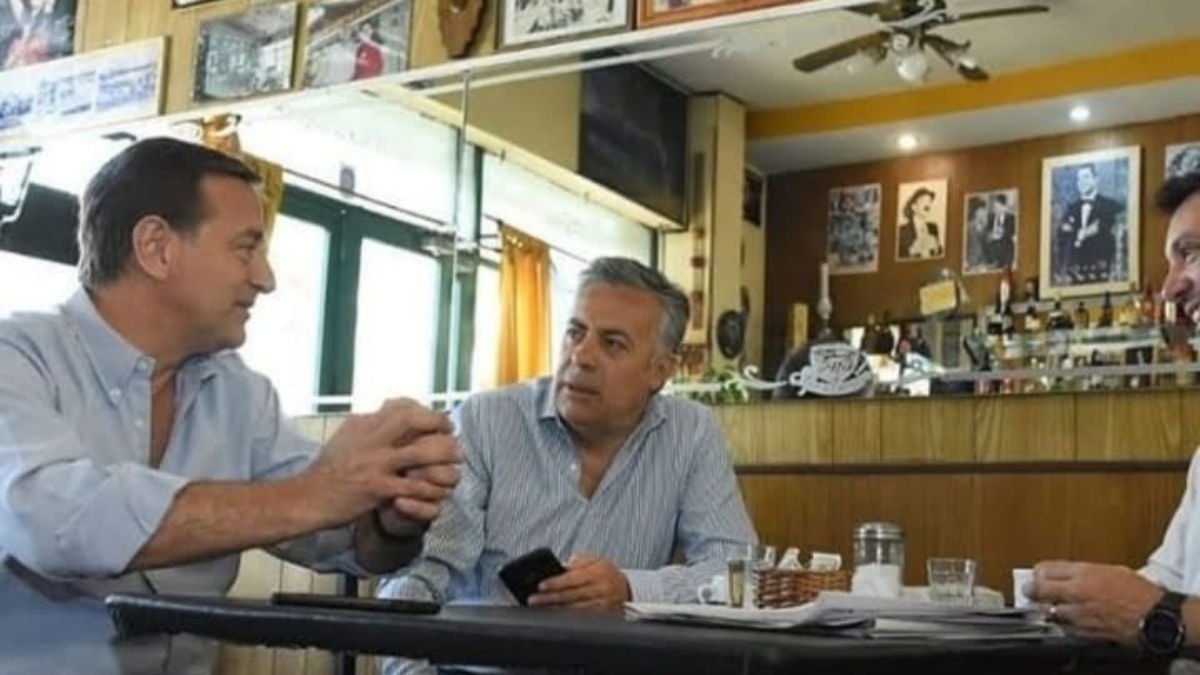 Políticos cabuleros. Rodolfo Suarez, actual gobernador; Alfredo Cornejo, ex gobernador y actual diputado nacional; y Tadeo García Zalazar, actual intendente de Godoy Cruz. La cábala: tomar un café en el Sportman en la mañana de las elecciones.