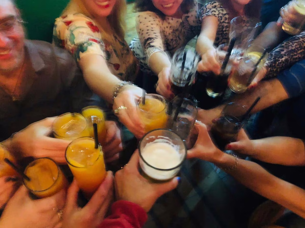 Para encontrar al amor hay que tener la valentía de salir a buscarlo. Y, si no se consigue, a lo mejor llega una divertida amistad. Para encontrar al amor hay que tener la valentía de salir a buscarlo. Y, si no se consigue, a lo mejor llega una divertida amistad.