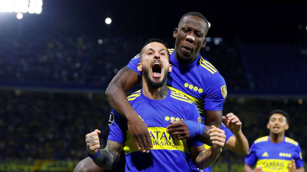 Luis Advíncula celebra un gol con el Pipa Benedetto.