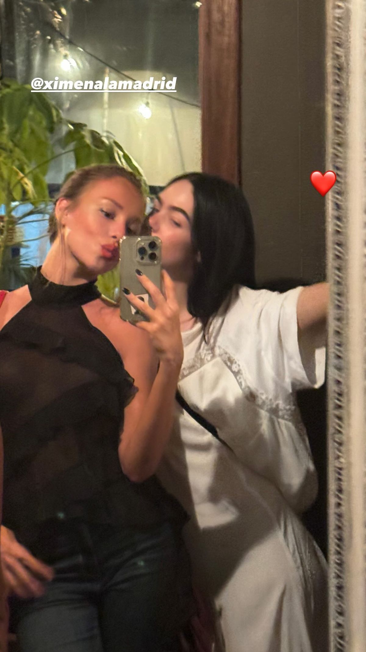 Ester Expósito sale de fiesta y confirma que es la reina de las ultra transparencias: coquette y sin brassier. Ester Expósito sale de fiesta y confirma que es la reina de las ultra transparencias: coquette y sin brassier.