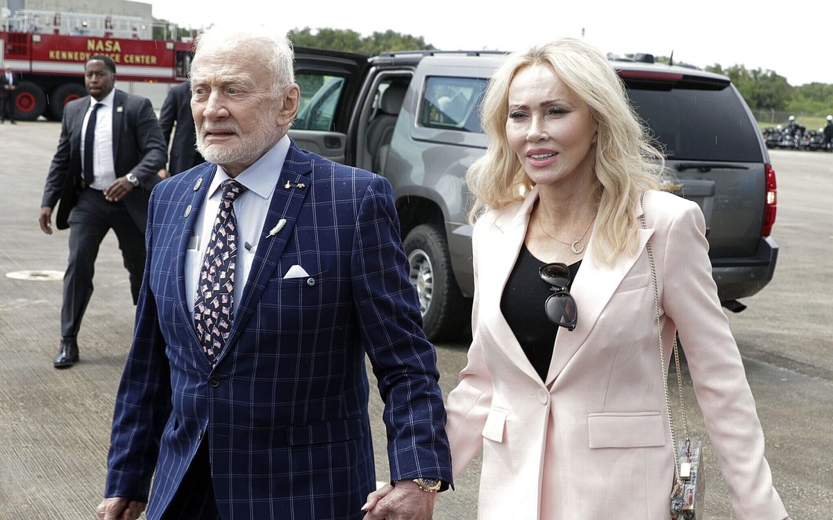Buzz Aldrin y su esposa. Buzz Aldrin y su esposa.