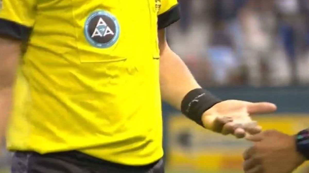 El proyectil que impactó a Brian Olivera cuando se iniciaba el segundo tiempo El proyectil que impactó a Brian Olivera cuando se iniciaba el segundo tiempo