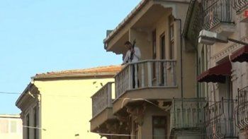 Un hombre robó un banco y arrojó el dinero desde un balcón a la calle