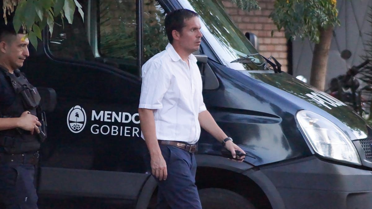 El fiscal Gustavo Pirrello fue clave por ejemplo en la resolución del crimen de la ciudadana chilena Concepción Arregui, asesinada por su esposo y arrojada luego al Dique Potrerillos. El fiscal Gustavo Pirrello fue clave por ejemplo en la resolución del crimen de la ciudadana chilena Concepción Arregui, asesinada por su esposo y arrojada luego al Dique Potrerillos.