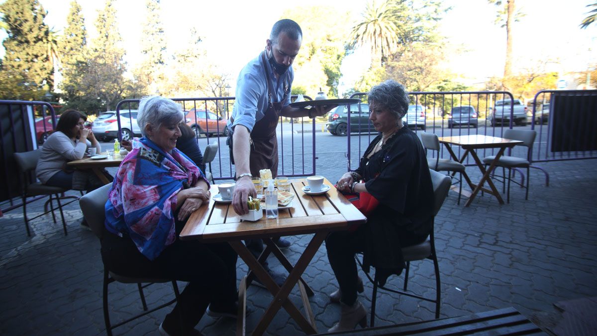 Coronavirus en Mendoza: algunos cafes de Godoy Cruz pudieron sacar sus mesas a la calle
