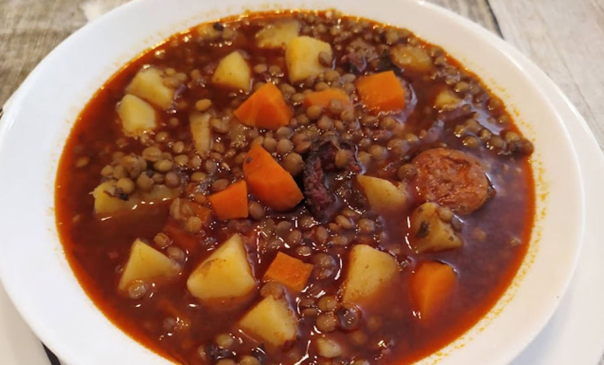 Lentejas sencillas y rápidas, la receta que no puede faltar en días frescos. Lentejas sencillas y rápidas, la receta que no puede faltar en días frescos.