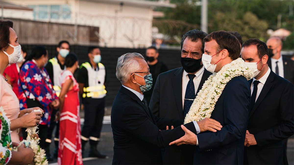 Macron se volvió un meme en su arribo a la Polinesia