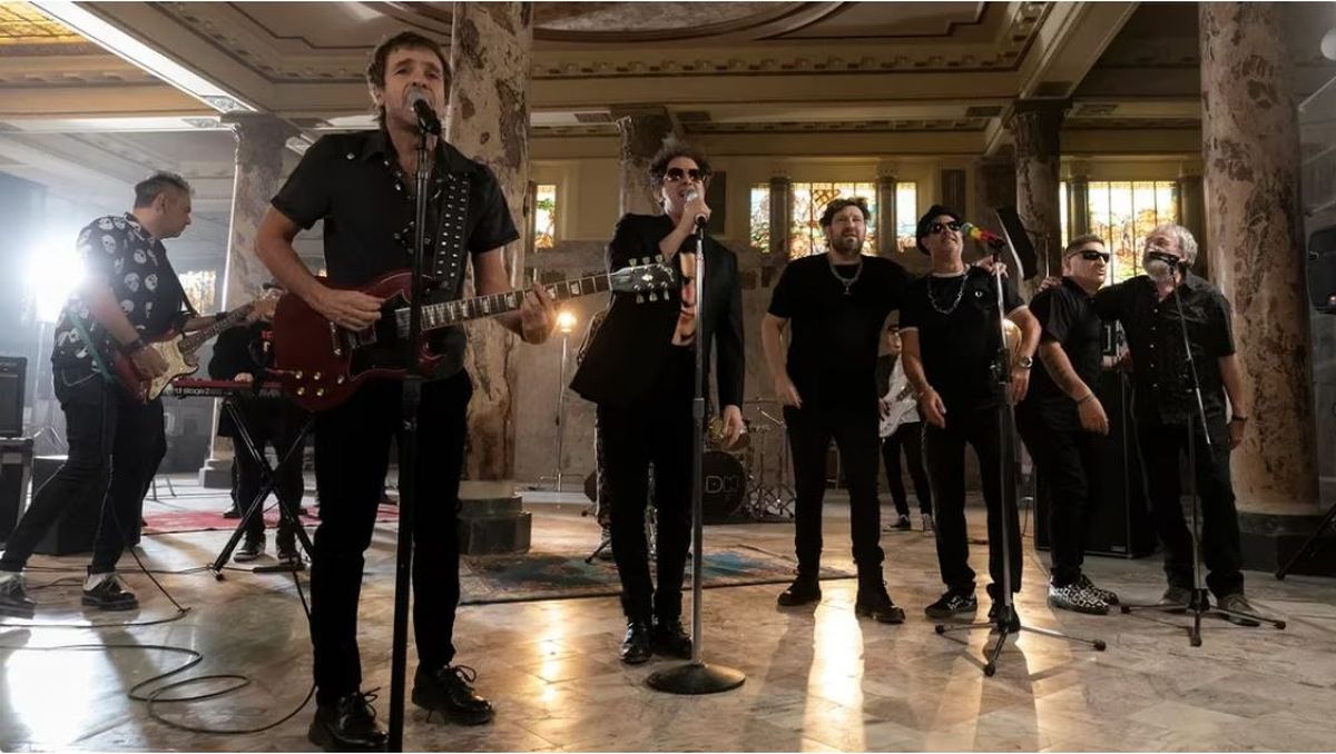 Hit del rock nacional. Andrés Calamaro y Los Decadentes revivieron un clásico de Los Abuelos de la Nada.