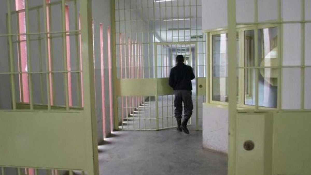 Diez guardias mujeres de la cárcel de Bouwer, en Córdoba, fueron detenidas e imputadas por golpear y torturar a un interno trans. Diez guardias mujeres de la cárcel de Bouwer, en Córdoba, fueron detenidas e imputadas por golpear y torturar a un interno trans.