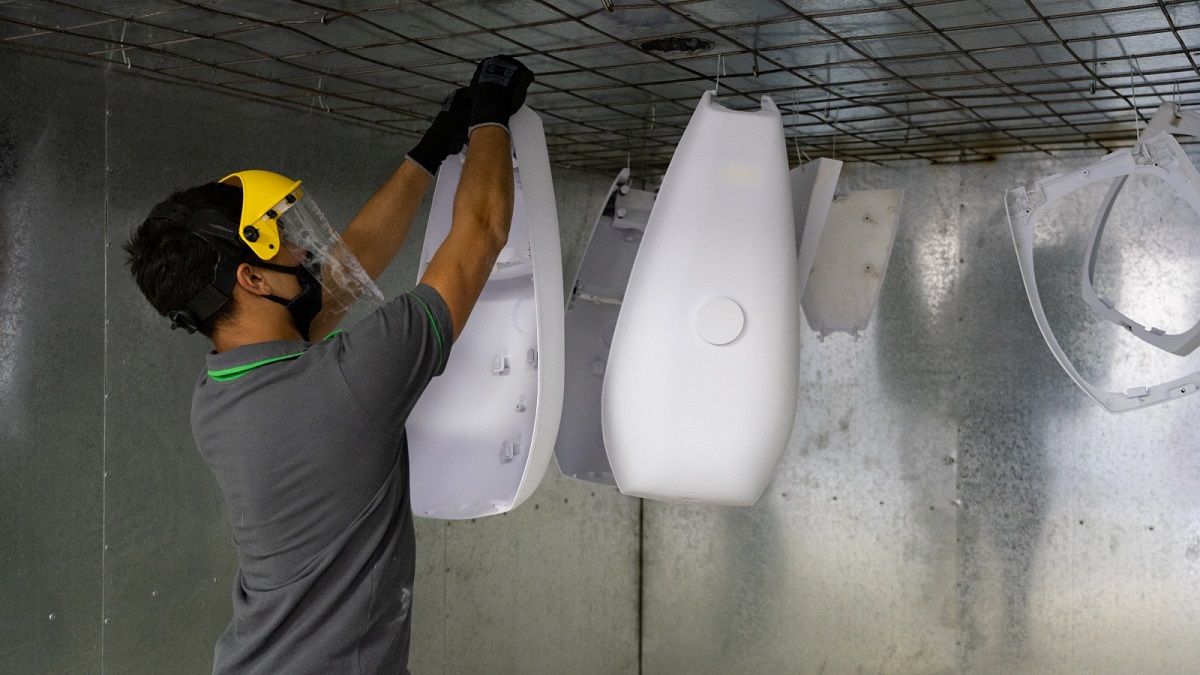 El encargado de Junín Punto Limpio dijo que reutilizan la vieja carcasa que contenía una tecnología de sodio en una nueva luminaria con tecnología LED. El encargado de Junín Punto Limpio dijo que reutilizan la vieja carcasa que contenía una tecnología de sodio en una nueva luminaria con tecnología LED.