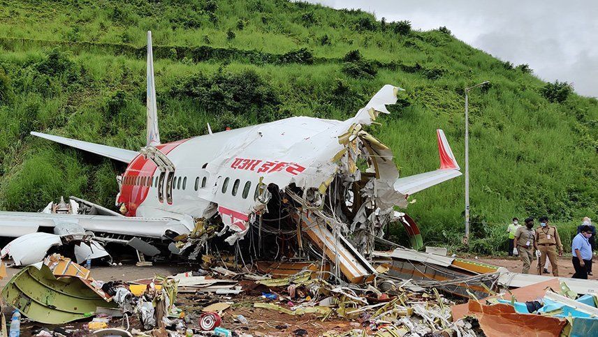 En fotos: murieron 18 personas al despistarse y partirse en dos un avión en India