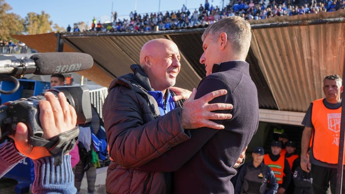 El Gato Oldrá se saludó en forma afectuosa con Martín Palermo el DT de Platense. El Gato Oldrá se saludó en forma afectuosa con Martín Palermo el DT de Platense.