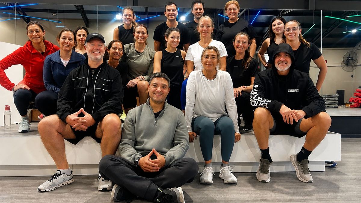 El profesor Juan Carlos Villalobos --abajo, al centro-- recordó que con el paso del tiempo se pierde fuerza y masa muscular, por lo que el entrenamiento de fuerza adquiere una importancia cada vez mayor. El profesor Juan Carlos Villalobos --abajo, al centro-- recordó que con el paso del tiempo se pierde fuerza y masa muscular, por lo que el entrenamiento de fuerza adquiere una importancia cada vez mayor.