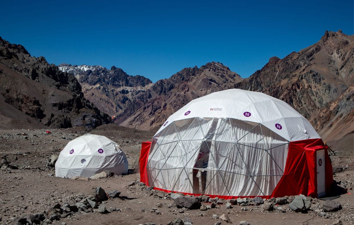 Los domos del servicio médico están instalados en Plaza de Mulas, Confluencia y hasta en Nido de Cóndores, casi en la cima del Aconcagua. Los domos del servicio médico están instalados en Plaza de Mulas, Confluencia y hasta en Nido de Cóndores, casi en la cima del Aconcagua.