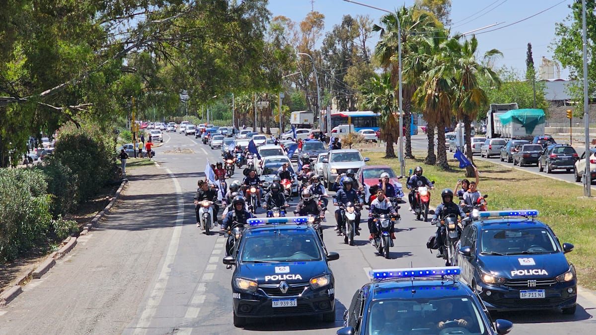 La caravana azul recibió a los campeones de la Primera Nacional (UNO/Nicolás Ríos) La caravana azul recibió a los campeones de la Primera Nacional (UNO/Nicolás Ríos)