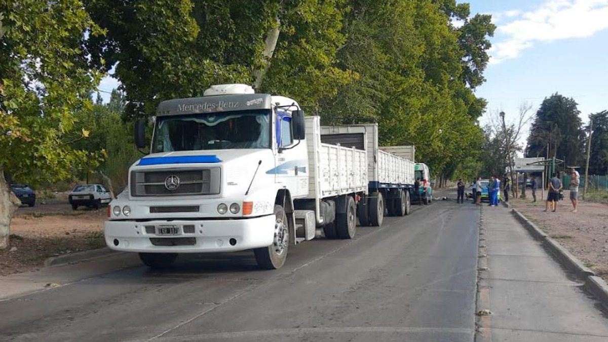 Con este camión impactó el motociclista que falleció.