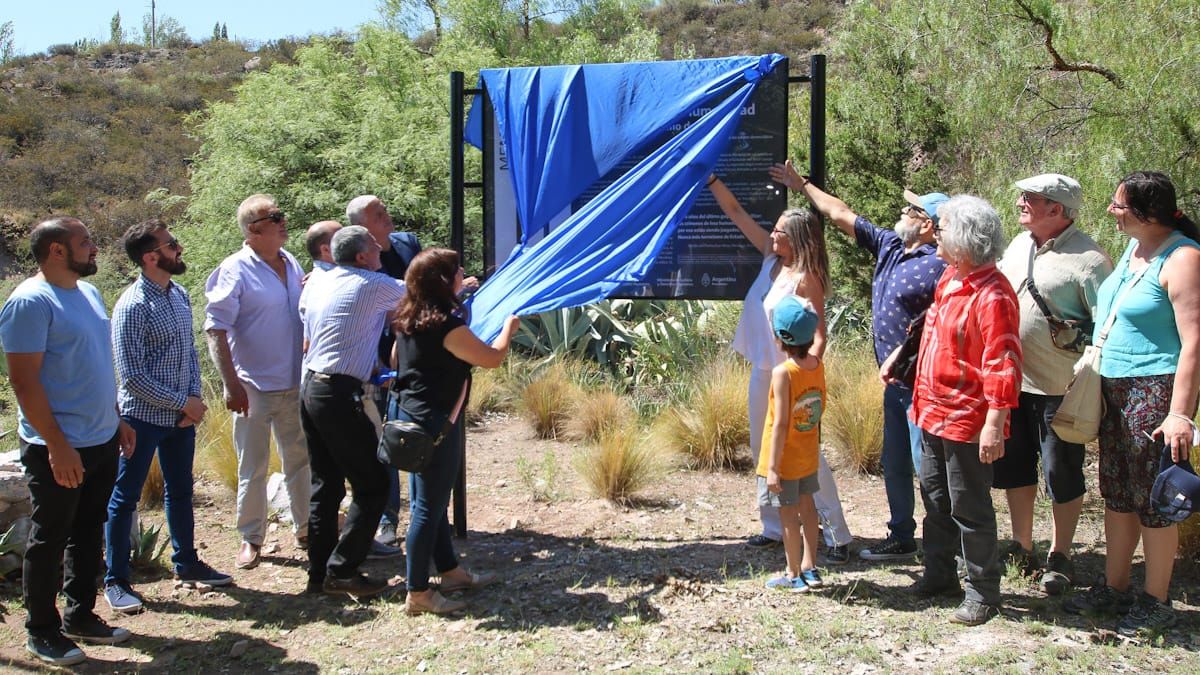 Momento en que descubren el cartel que señaliza la Colonia Papagallos como centro clandestino de detención.