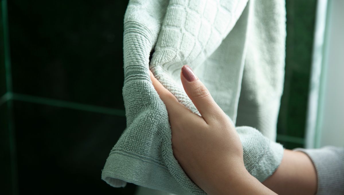 Las toallas deben lavarse con vinagre blanco y bicarbonato de sodio cuando tienen olor a humedad. Las toallas deben lavarse con vinagre blanco y bicarbonato de sodio cuando tienen olor a humedad. 