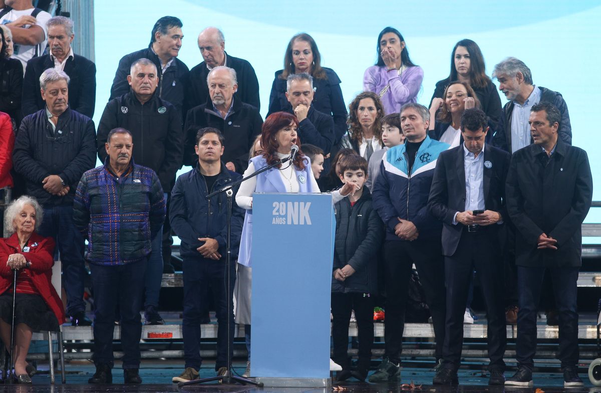 El escenario. En la primera fila estuvieron Axel Kicillof, Wado de Pedro y Sergio Massa, los tres que suenan como posibles candidatos a presidente por el peronismo, aunque finalmente Cristina no dio definiciones. Están también en el palco los nietos de la vice.