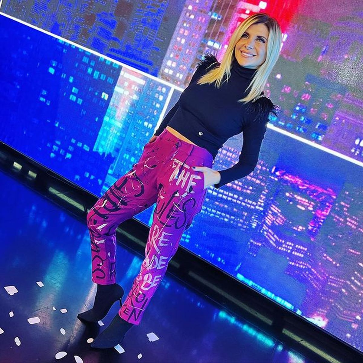 El brutal look de Débora Plager en su noche caliente: jeans tiro bajo, shiny y más. El brutal look de Débora Plager en su noche caliente: jeans tiro bajo, shiny y más.