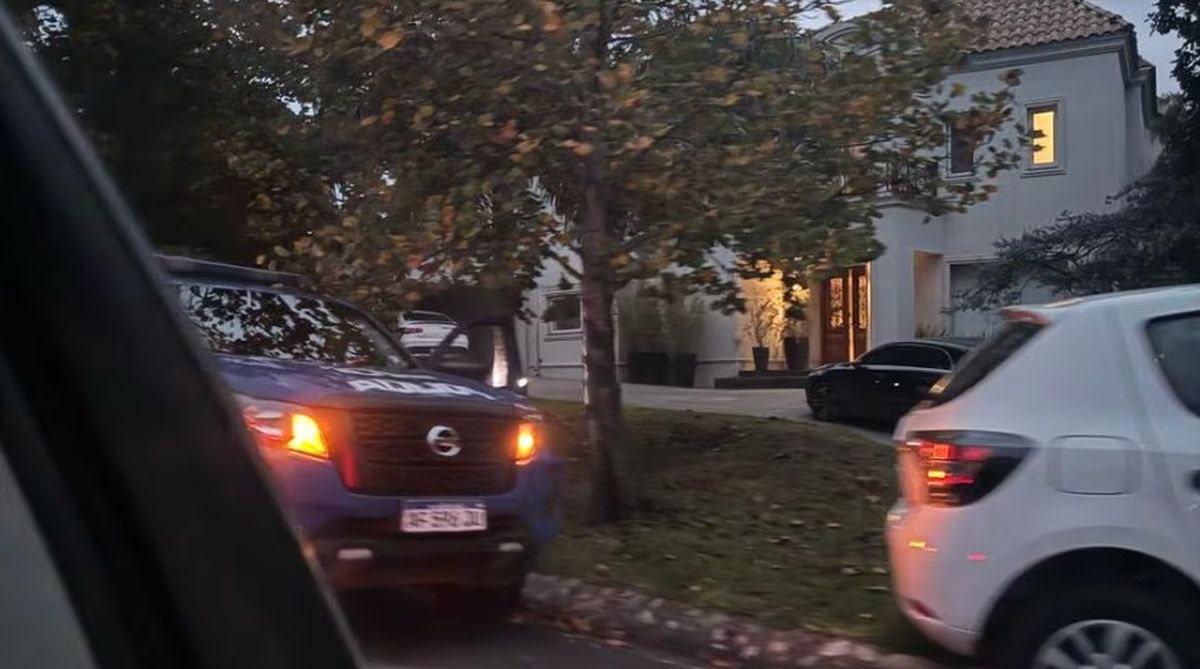 Así fueron los allanamientos a los domicilios de los dueños de la empresa constructora Márquez y Asociados, acusados por estafas reiteradas. Así fueron los allanamientos a los domicilios de los dueños de la empresa constructora Márquez y Asociados, acusados por estafas reiteradas.