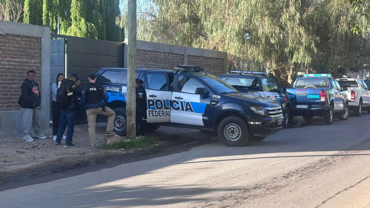Los allanamientos en Luján se hicieron en conjunto entre policías de la Lucha contra el Narcotráfico y la Federal. Los allanamientos en Luján se hicieron en conjunto entre policías de la Lucha contra el Narcotráfico y la Federal.