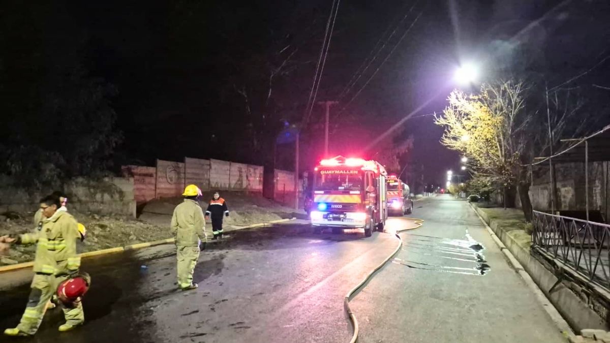 Bomberos intervino para apagar el incendio. Foto gentileza: Bomberos Voluntarios de Guaymallén.