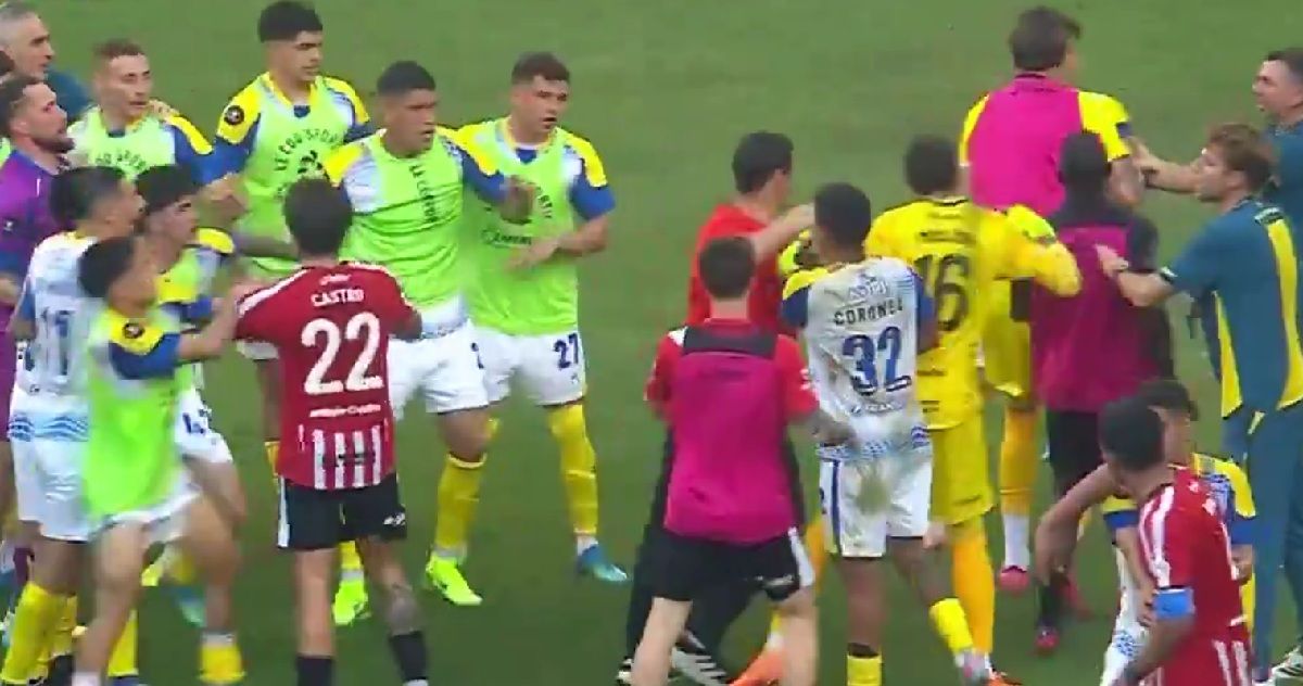 El partido entre Rosario Central y Estudiantes terminó en escándalo.