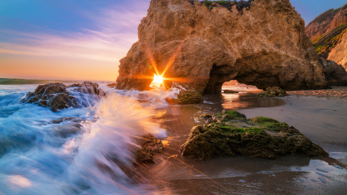 La playa de arena dorada con los atardeceres más hermosos del mundo está en California.