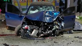Tragedia: perdió el control del auto, chocó contra un comercio y murió en el acto