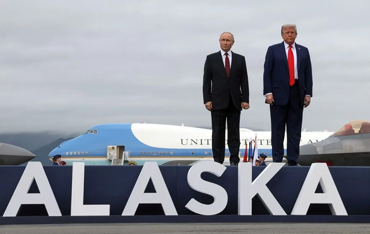 El presidente de Rusia, Vladimir Putin y el presidente de los Estados Unidos, Donald Trump, posan en la pista de aterrizaje tras llegar para asistir a una reuni&oacute;n en la Base Conjunta Elmendorf-Richardson (Archivo). Cr&eacute;dito: EFE/EPA/Gavrill Grigorov/SPUTNIK/KREMLIN.
