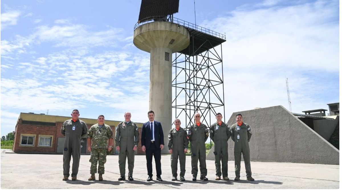 Petri y las autoridades de la Fuerza Aérea que lo acompañaron a visitar el sistema de radares Petri y las autoridades de la Fuerza Aérea que lo acompañaron a visitar el sistema de radares