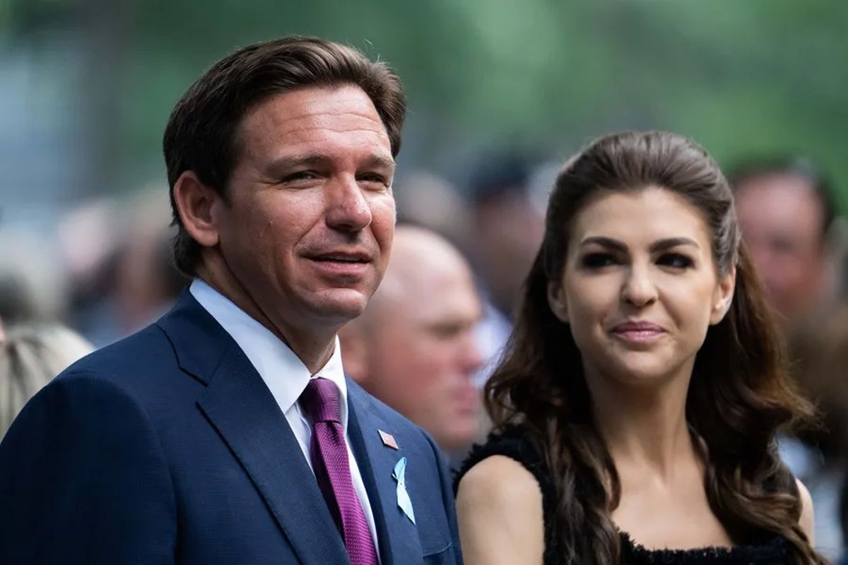 El gobernador de Florida, Ron DeSantis junto a su esposa Casey, en una fotografía de archivo. Crédito: EFE/EPA/Adam Gray/POOL. El gobernador de Florida, Ron DeSantis junto a su esposa Casey, en una fotografía de archivo. Crédito: EFE/EPA/Adam Gray/POOL.