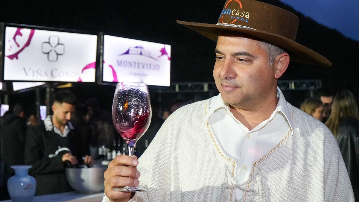 Con la copa de vino en mano, Paula Casazza brinda por los 10 años de la feria Mendoza Wine Fair que organiza. Con la copa de vino en mano, Paula Casazza brinda por los 10 años de la feria Mendoza Wine Fair que organiza.