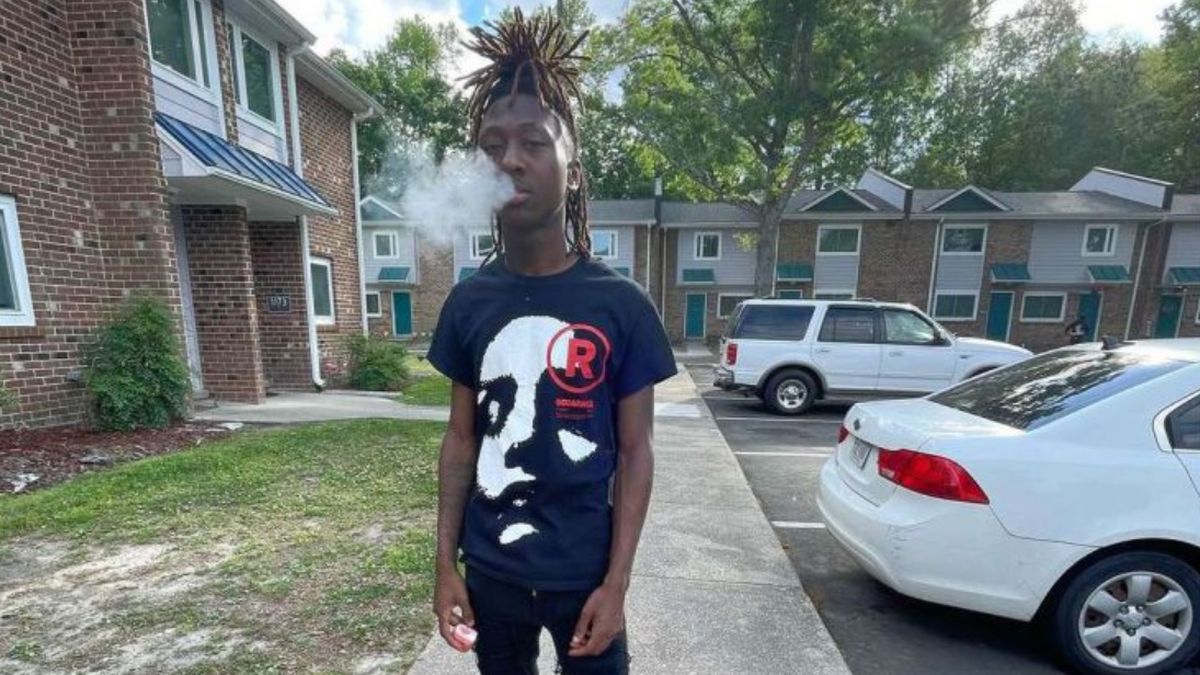 El rapero de 17 años que jugaba con una pistola, se disparó de manera accidental en la cabeza y murió en el acto El rapero de 17 años que jugaba con una pistola, se disparó de manera accidental en la cabeza y murió en el acto