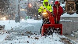 La tormenta invernal provocó grandes acumulaciones de nieve en una calle en Estados Unidos. Crédito: EFE/EPA/Shawn Thew.