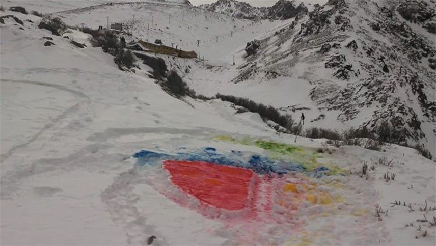Malestar en Vallecitos con una artista que dejó su obra pintada sobre la nieve
