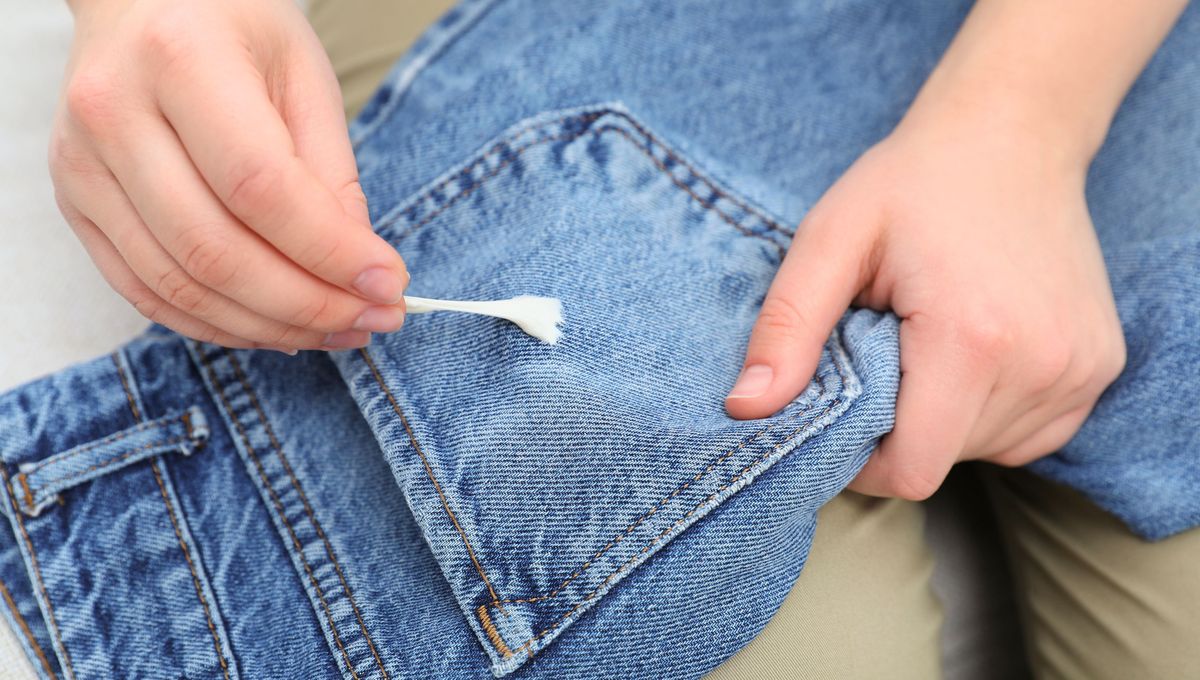 Lo ideal es limpiar la mancha de chicle apenas la detectas. Lo ideal es limpiar la mancha de chicle apenas la detectas. 