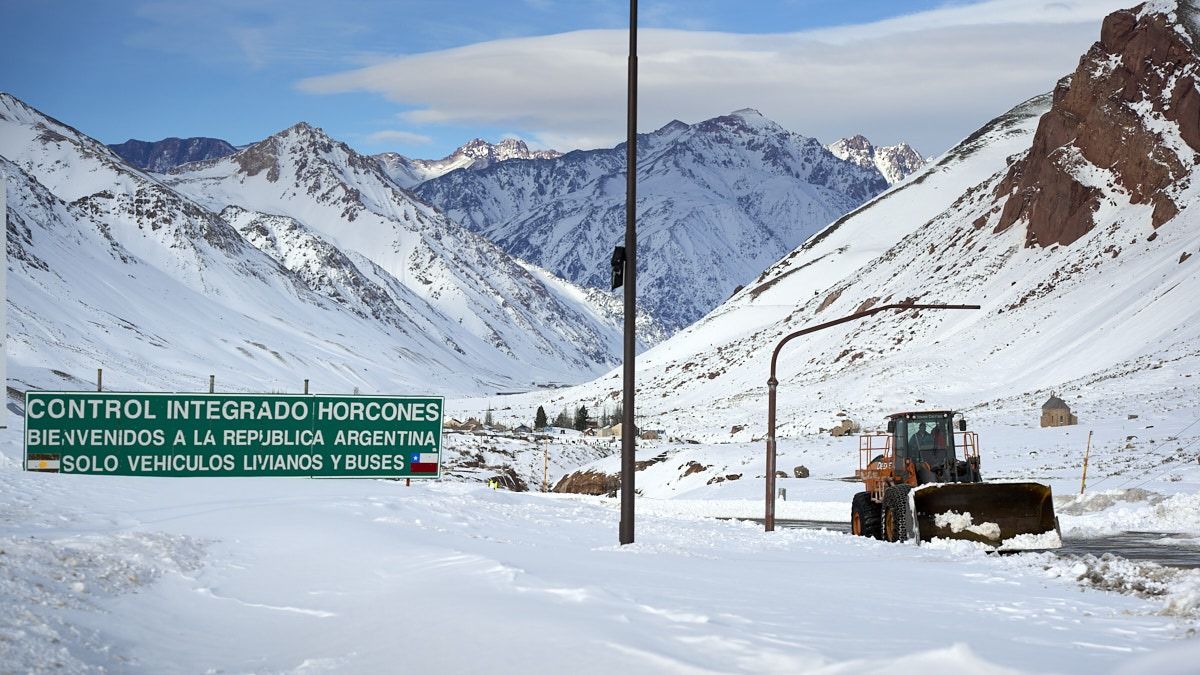Las máquinas de Vialidad Nacional trabajan para despejar la ruta hasta el Paso Cristo Redentor.