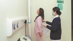 En diciembre, una turista indonesia (izquierda) se somete a un examen médico en la Zona Piloto de Turismo Médico Internacional Lecheng de Boao, en la provincia de Hainan. XINHUA