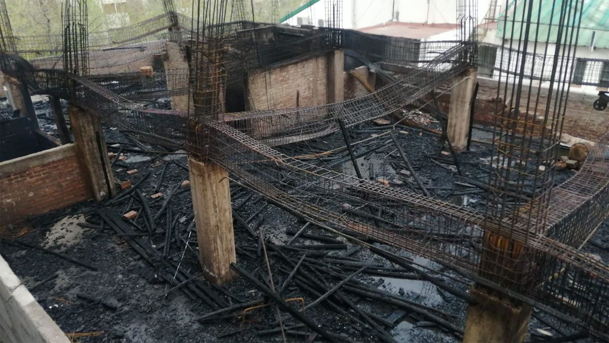 Evalúan lo ocurrido para determinar la causa de incendio.