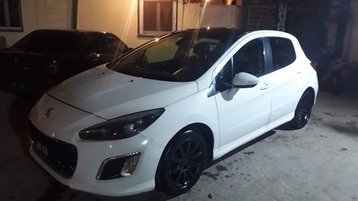 El auto de los ladrones que fue captado por las cámaras de seguridad.