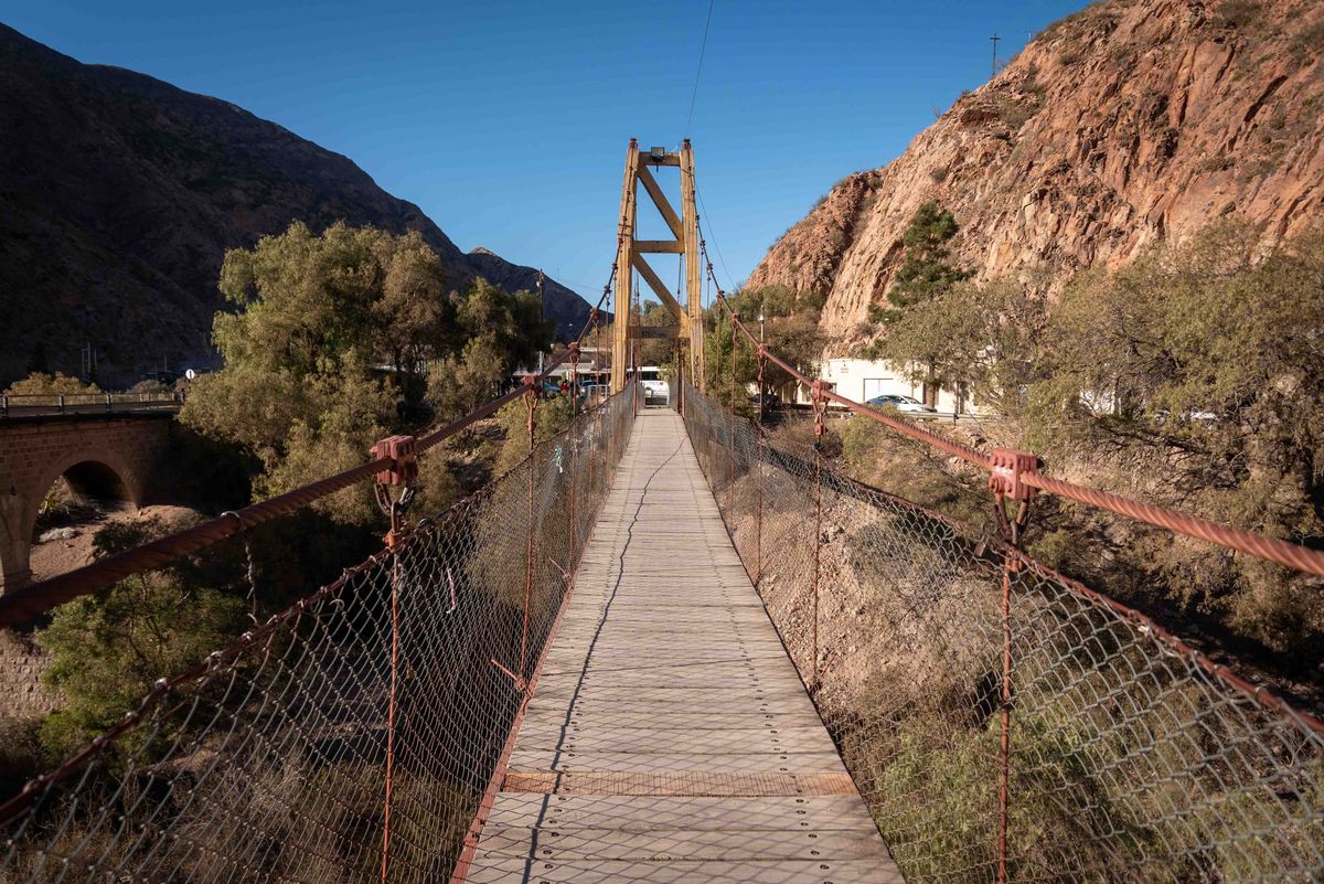 El puente colgante de Cacheuta tiene 72 años y necesitaba una reparación integral El puente colgante de Cacheuta tiene 72 años y necesitaba una reparación integral