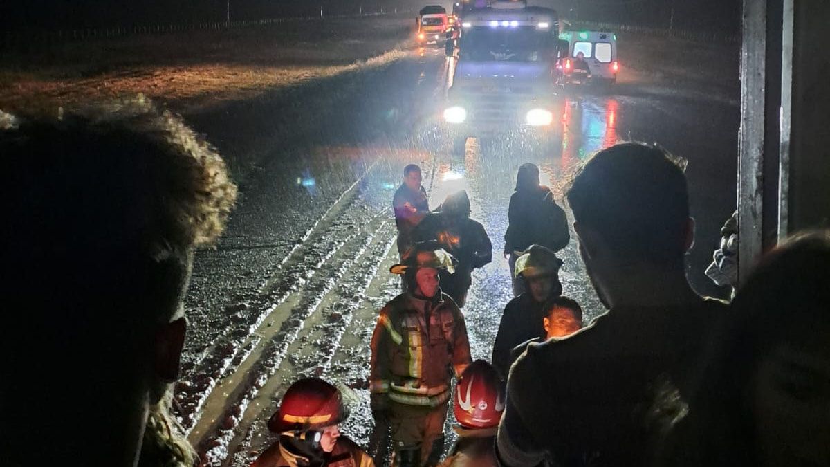Un camionero con un conteiner vacío paró para darles reparo a las víctimas del accidente.