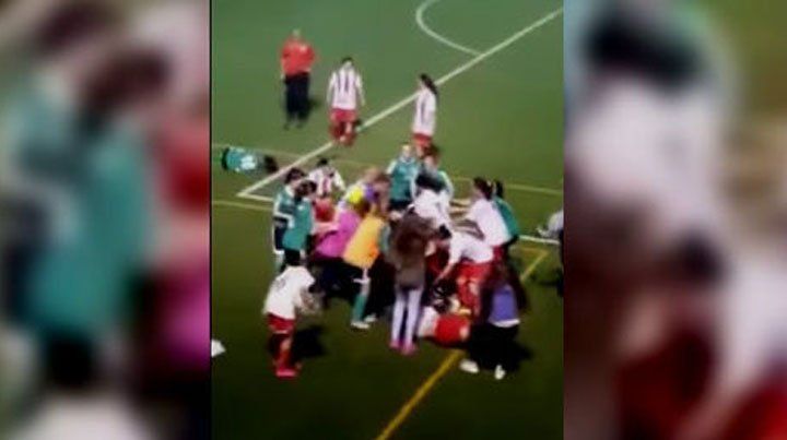 Brutal pelea en un partido de fútbol femenino